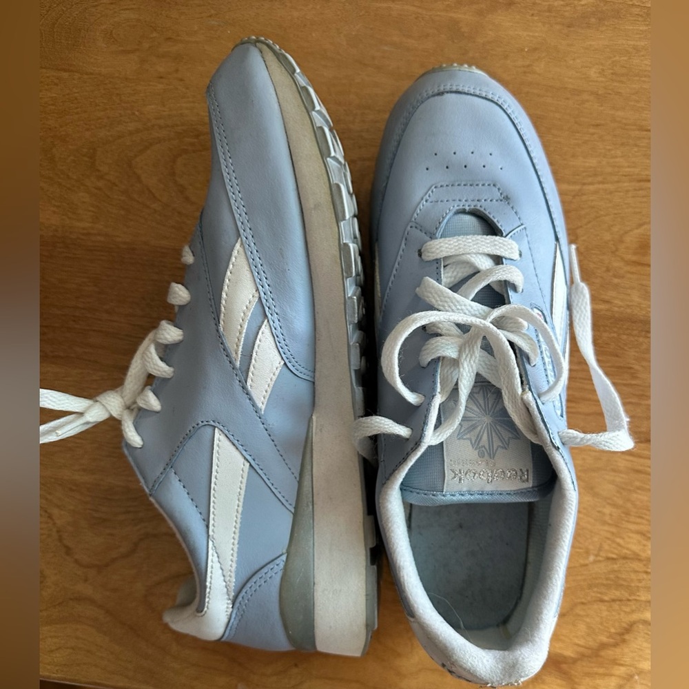 Reebok Light Blue Leather Sneakers with White Laces in Women’s size 9